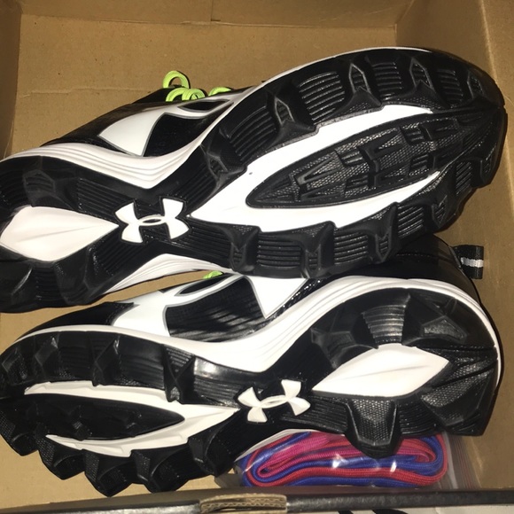 🏈Under Armour Sports Cleats⭐️NEON Yellow strings! - Picture 4 of 5